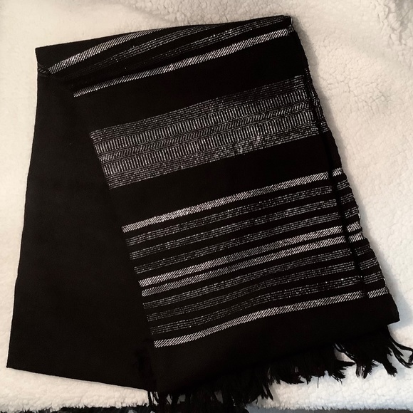 Mackay handwoven wool scarf. Montreal - Picture 5 of 6